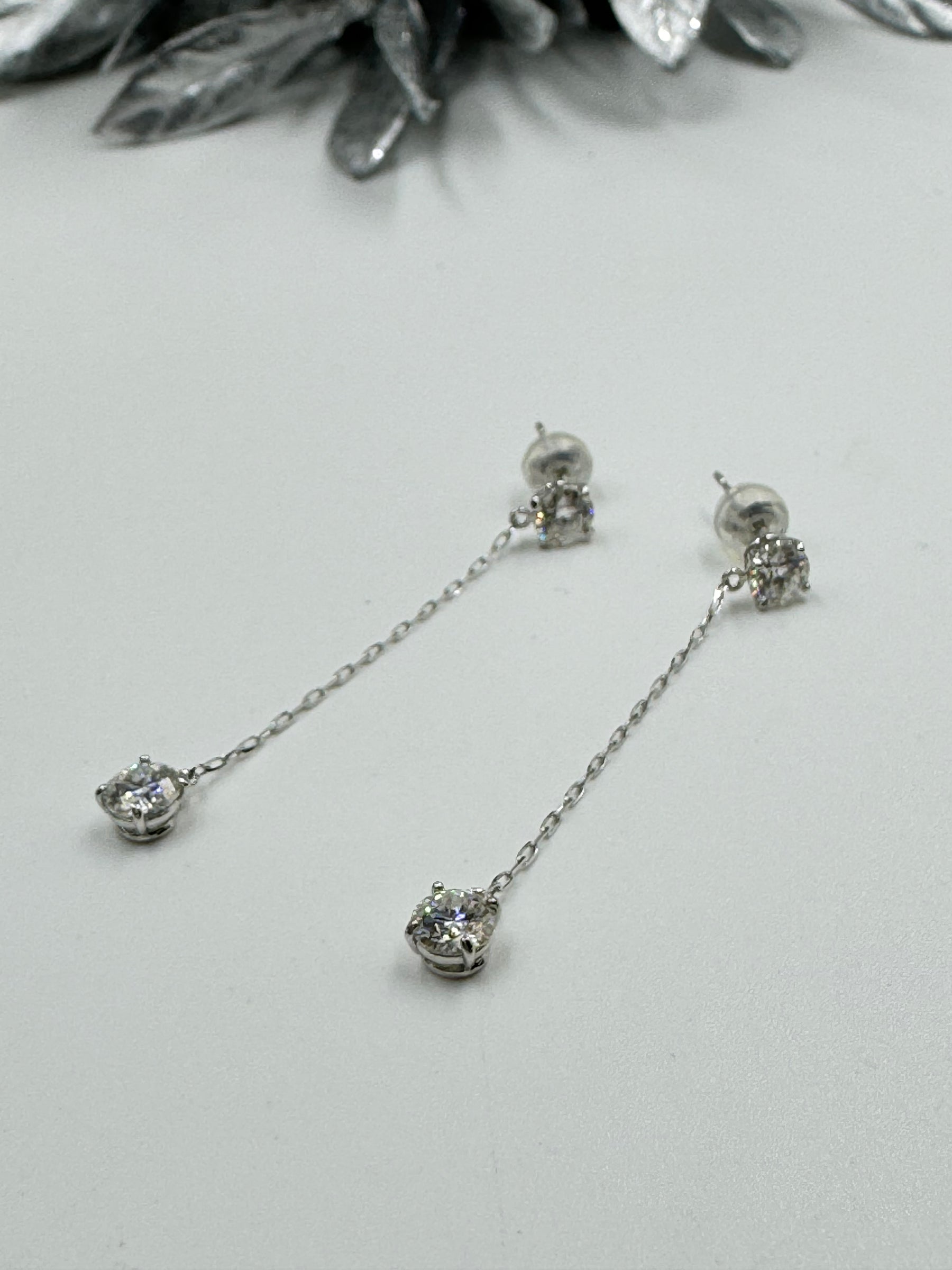 【即納可能商品】K10ホワイトゴールド ぷらんぷらんピアス 4mm モアサナイト