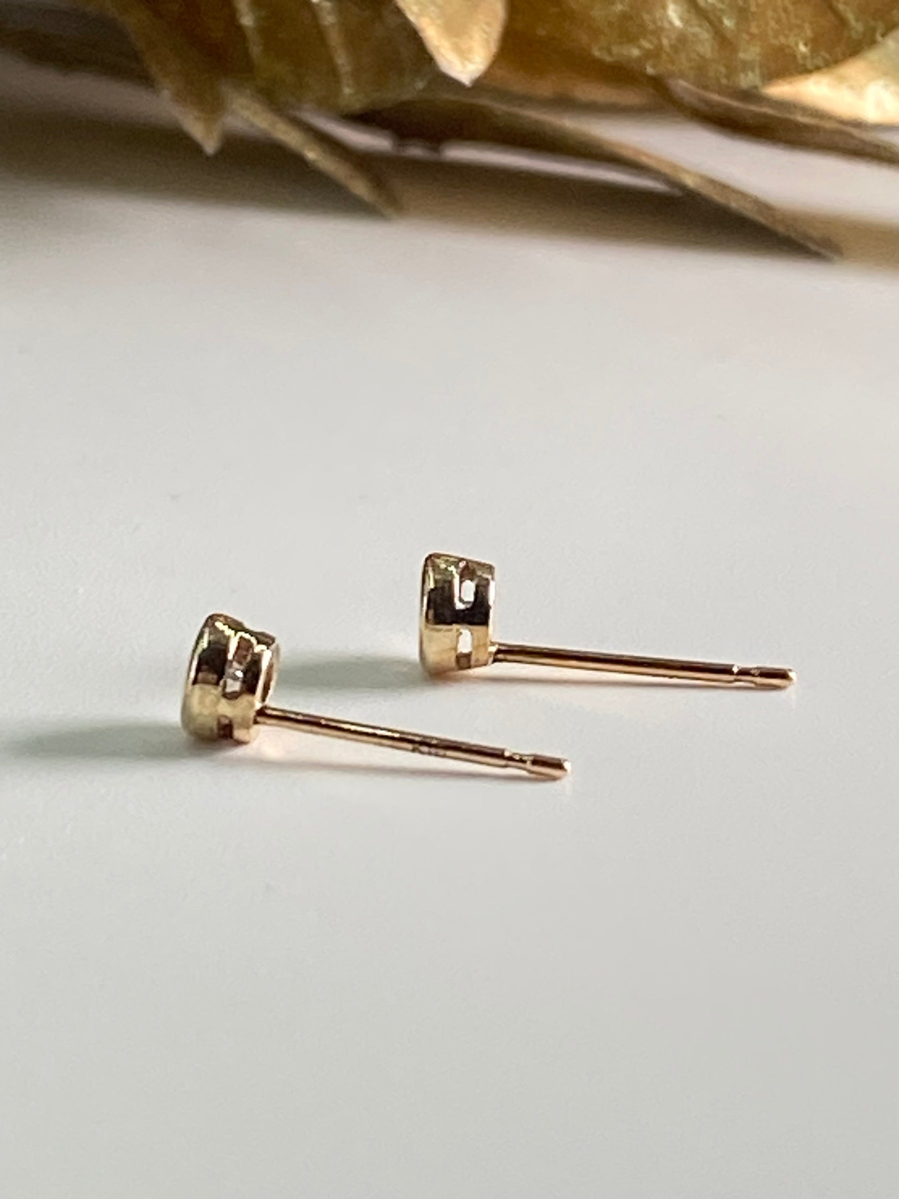 【即納可能商品】 K10 イエローゴールド 3mmモアサナイトベゼルピアス