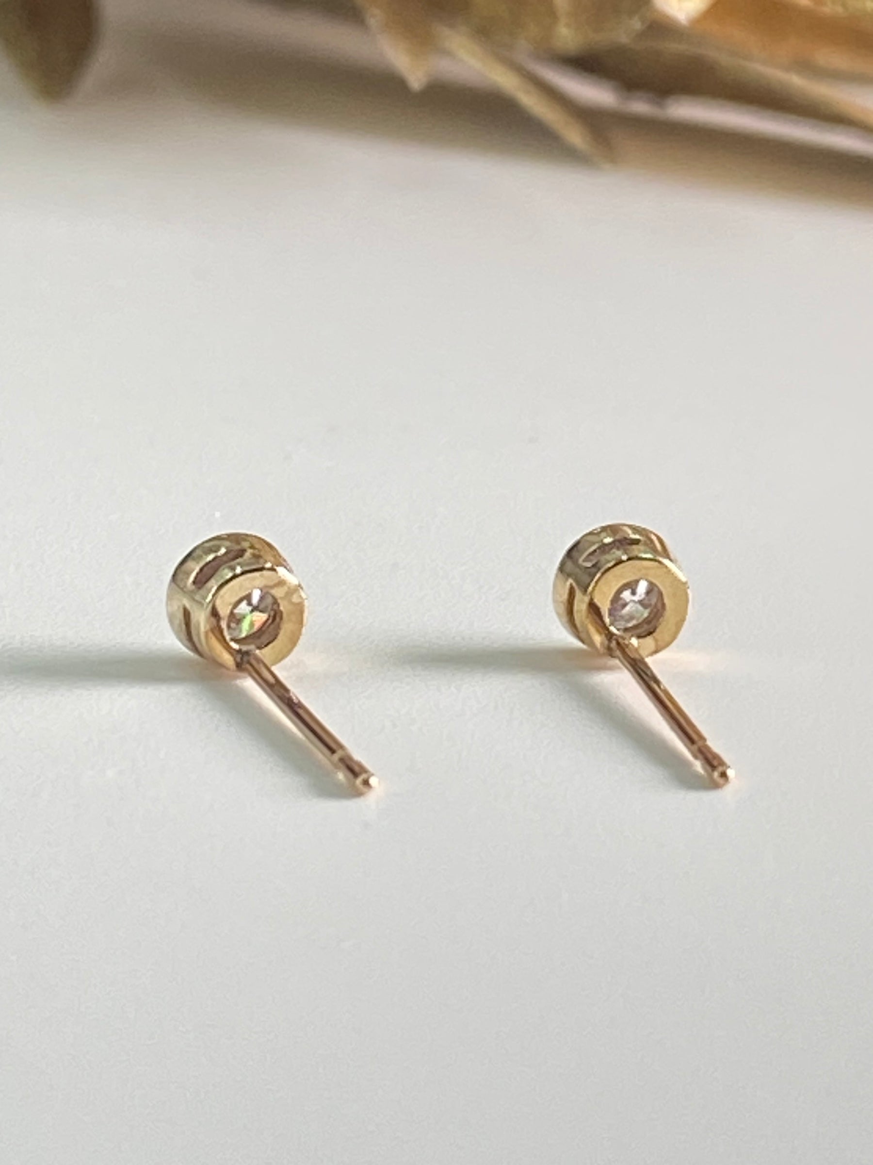 【即納可能商品】 K10 イエローゴールド 3mmモアサナイトベゼルピアス