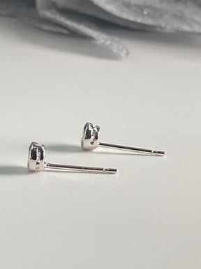 【即納可能商品】　K10　ホワイトゴールド 3ｍｍモアサナイトベゼルピアス
